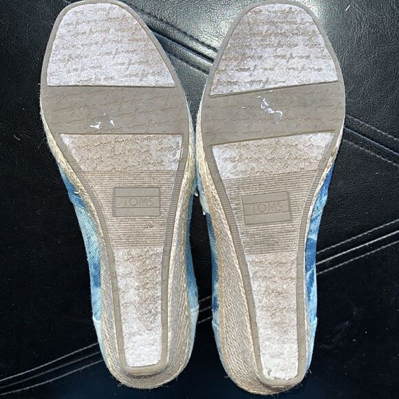 EUC WOMEN’S SIZE 8.5 TOMS TIE DYE DENIM ESPADRILLES WEDGES OPEN TOE HEELS - Picture 6 of 7